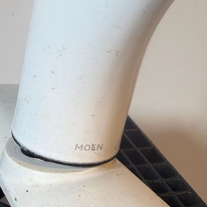 Grifería Monocomando Moen Blanca con Teléfono y Colillas - imagen 4