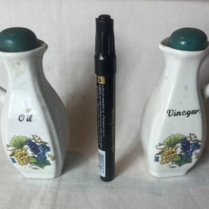 Lote siguiente: Juego de Aceitera y Vinagrera de Loza con Tapa y Diseño de Uvas