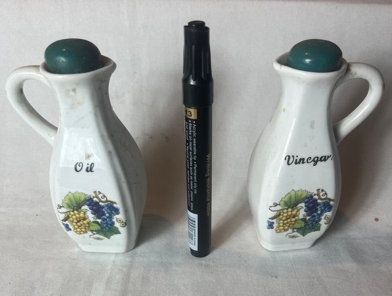 Juego de Aceitera y Vinagrera de Loza con Tapa y Diseño de Uvas