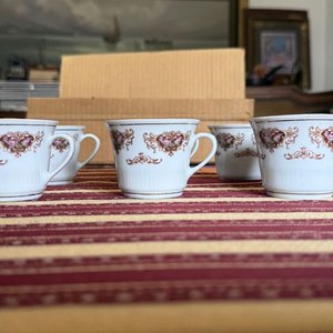 Juego de Tazas y Platos de Porcelana China con Detalles Florales - imagen 6