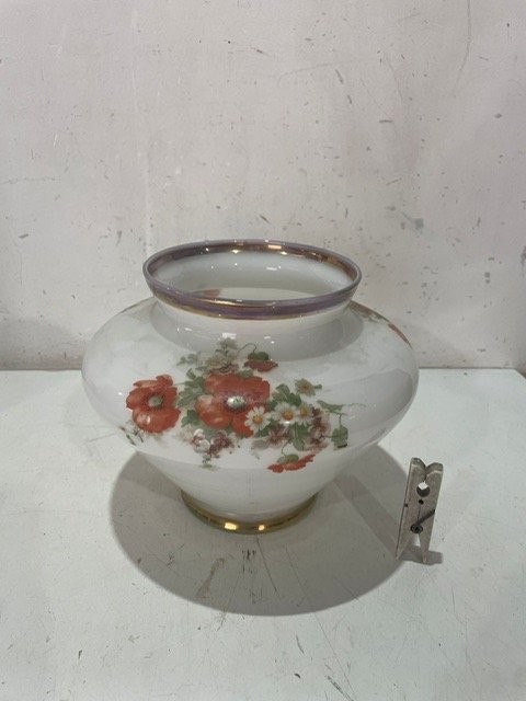 Lote siguiente: Florero de opalina decorativo