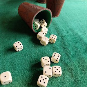 Paño para Juegos de Algodón con 6 Vasos Forrados en Cuero y 38 Dados - imagen 4