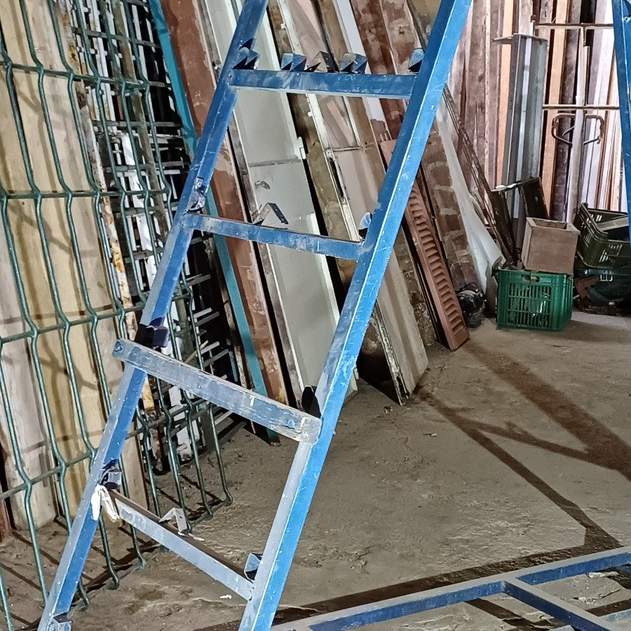 Carro con escalerillas y ruedas para decoración - imagen 6