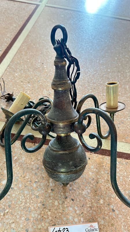 Araña mediana estilo Holandés: Un objeto decorativo de metal - imagen 7