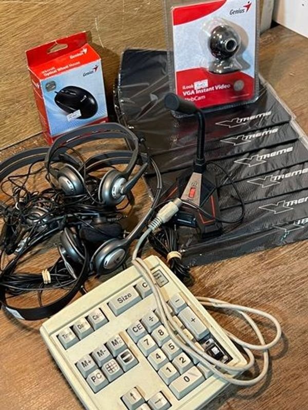 Lote siguiente: Lote de auriculares, mousse y cámara - Nuevos y usados