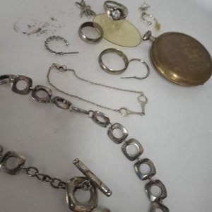 Lote de Joyería y Relojería: Anillos, Cadena, Reloj de Bolsillo y Más - imagen 8