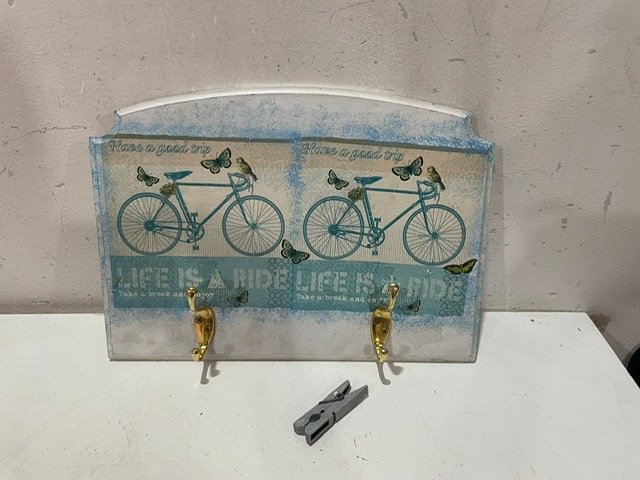 Lote anterior: Perchero de señalización con bicicletas