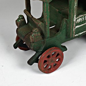 Antiguo Tranvía de Hierro Verde con Detalles Blancos - imagen 3