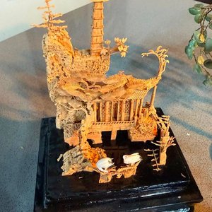 Lote siguiente: Diorama Artesanal Asiático en Vitrina de Vidrio con Aves y Paisaje