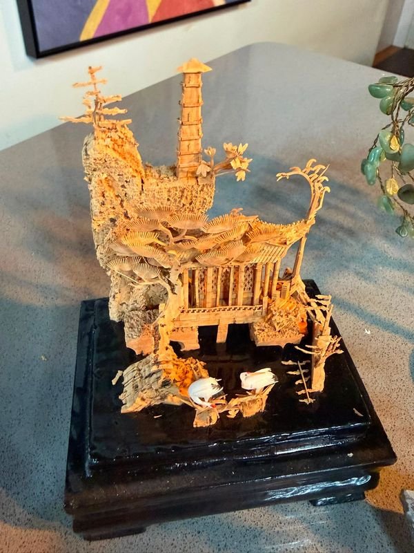 Diorama Artesanal Asiático en Vitrina de Vidrio con Aves y Paisaje