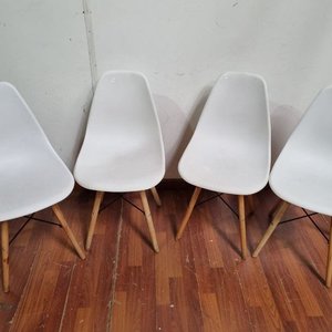 Juego de 4 Sillas Blancas Modernas con Patas de Madera - imagen 2