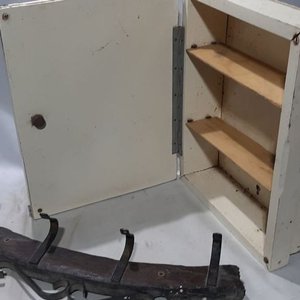 Botiquín Blanco Rústico con Perchero de Madera y Metal - imagen 3