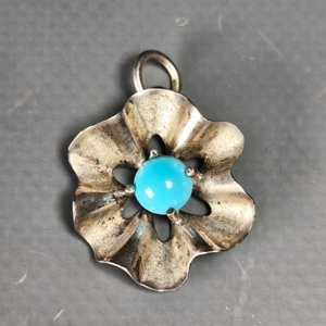 Dije de Plata con Diseño de Flor y Piedra Turquesa Sintética - imagen 5