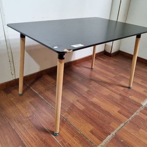 Mesa Rectangular Tapa Oscura Patas Claras 121x80x75 cm con Rotura - imagen 4