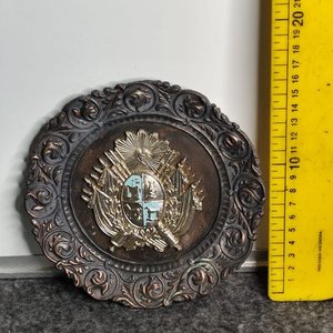 Lote anterior: Plato Decorativo en Bronce con Escudo Metálico y Bordes Ornamentados