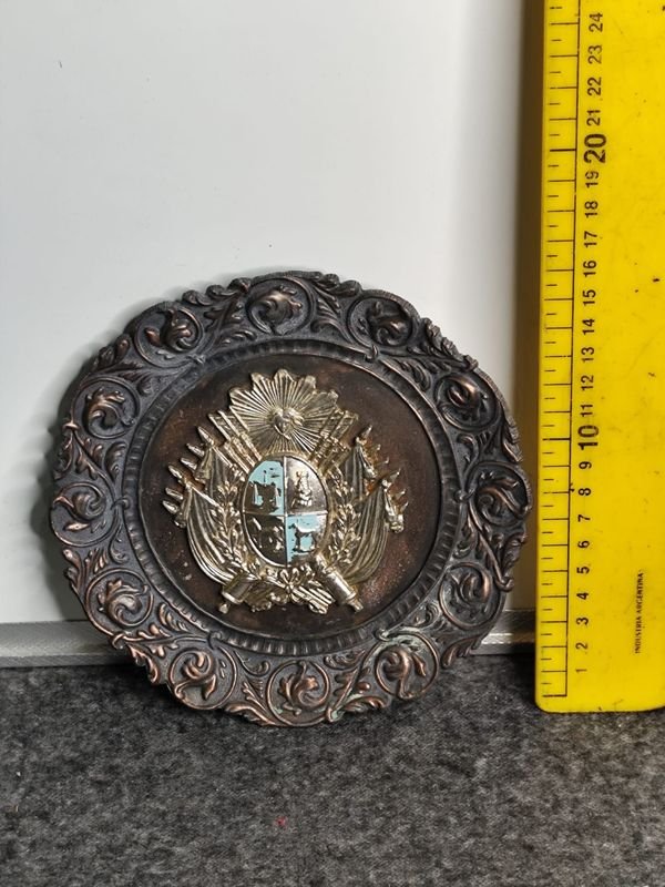 Plato Decorativo en Bronce con Escudo Metálico y Bordes Ornamentados