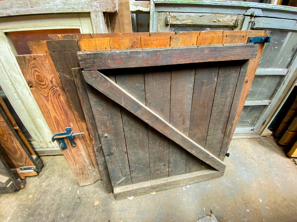 Lote siguiente: Puertas de madera con diseño antiguo