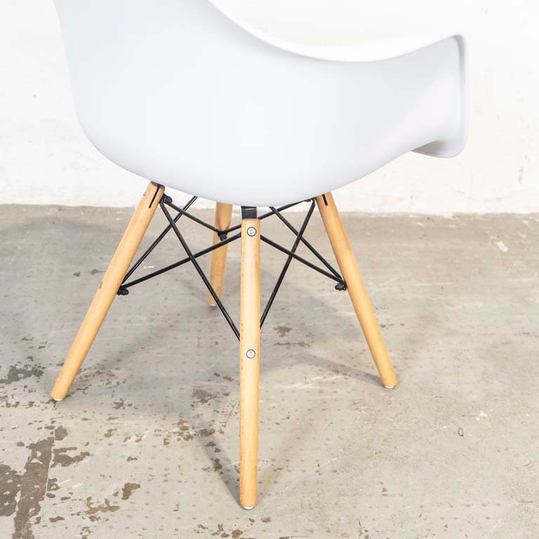Sillón de PVC con base de madera tipo EAMES - Buen estado - imagen 3