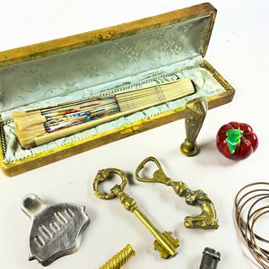 Lote de abanico, destapador, rosario, relojes y objetos decorativos - imagen 3