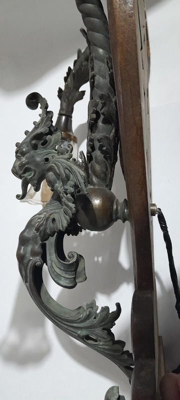 Antigua Iluminacion de pared Fines de 1800 Grifo de Bronce con su patina Original una Raresa - imagen 2