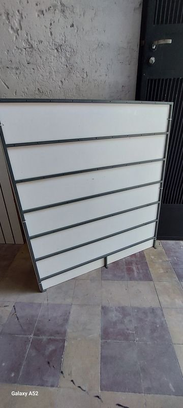Panel de madera recortado y ranurado - imagen 2