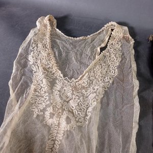 Tres Piezas de Lencería y Accesorios: Sobre Negro Bordado y Dos Carpetas de Encaje - imagen 3
