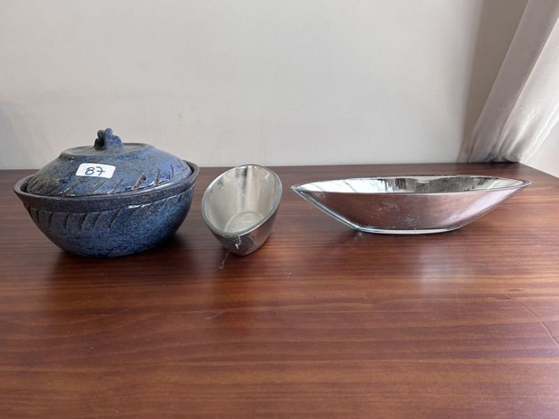 Lote siguiente: Caja de Mesa Oval y Guisera Azul para Decoración