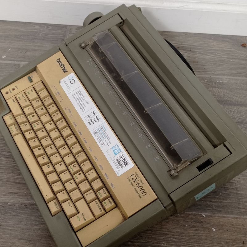 Maquina de escribir eléctrica Brother GX-6000 en excelente estado - imagen 3