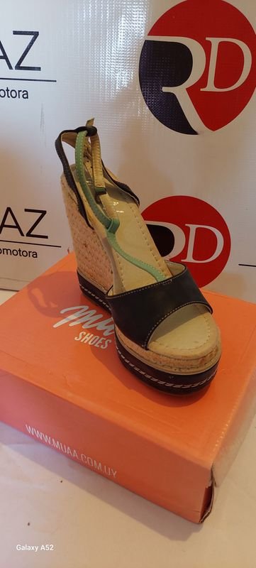 Zapatos de tacón alto en caja - imagen 2