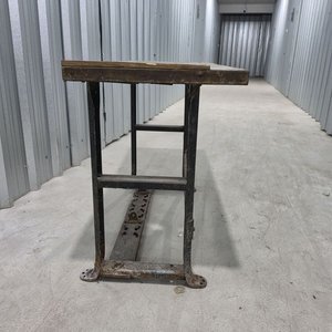 Mesa de Trabajo Industrial con Estructura Metálica y Tapa de Madera - imagen 7
