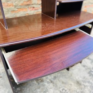 Escritorio Marrón Oscuro en MDF con Estante Superior - imagen 3