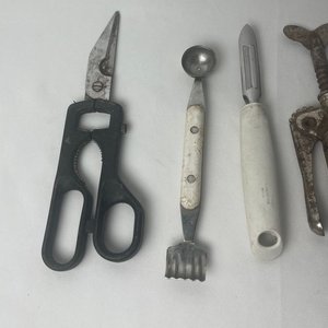 Set de 5 Utensilios de Cocina Antiguos: Cuchara Medidora, Pelador, Sacacorchos y Más - imagen 5