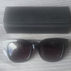 Lote anterior: Lentes de Sol MVMT Negros Estilo Cat Eye con Estuche