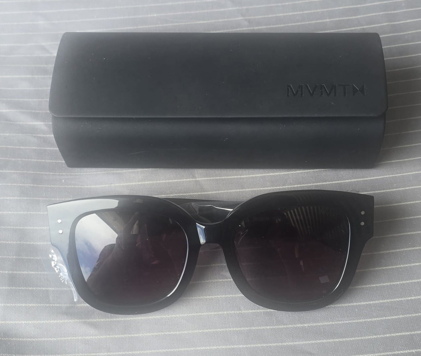 Lentes de Sol MVMT Negros Estilo Cat Eye con Estuche