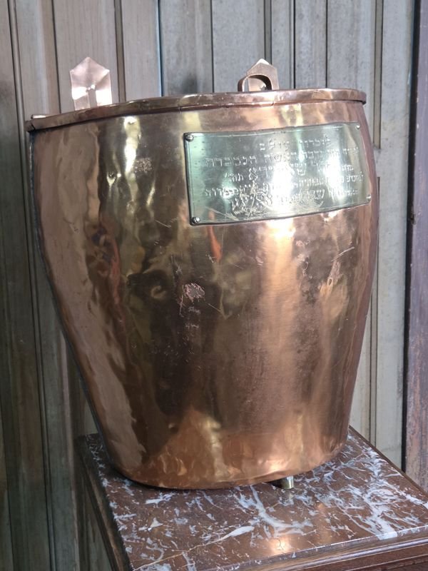 Depósito de Cobre con Inscripciones Hebreas en Placa de Bronce - imagen 1
