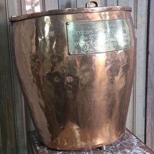 Lote siguiente: Depósito de Cobre con Inscripciones Hebreas en Placa de Bronce