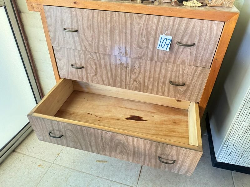 Lote anterior: Cajonera de madera con cuatro cajones en buen estado