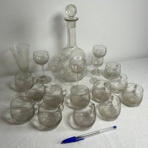 Juego de Cristalería Antigua: Botellón y Copas con Grabados Florales - imagen 2
