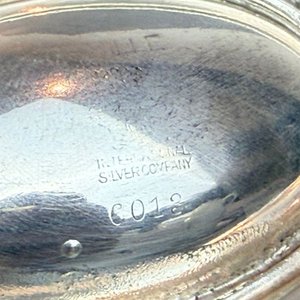 Salsera de Metal Plateado con Plato y Marca "International Silver Company" - imagen 3
