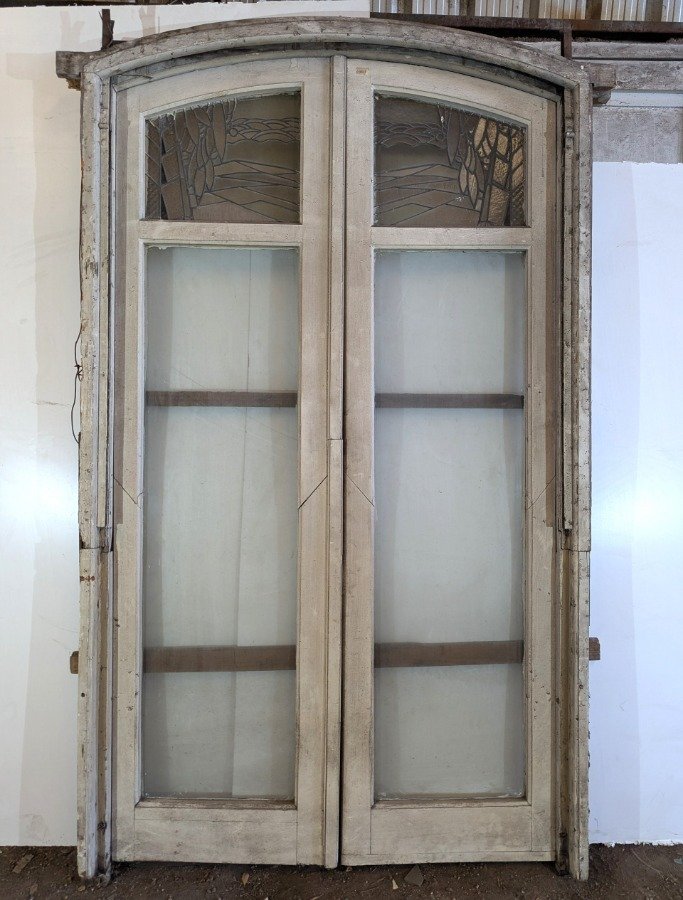 Puerta antigua con ventanas de vidrio colorido - imagen 9