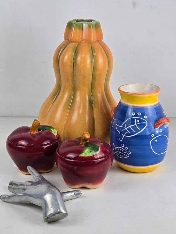 Lote de Cerámica China Esmaltada: Jarrón Calabaza, Dos Frascos Manzana y Vaso con Peces