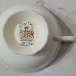 Taza de té de porcelana fina inglesa Paragon con detalles dorados y borde rosa - imagen 5