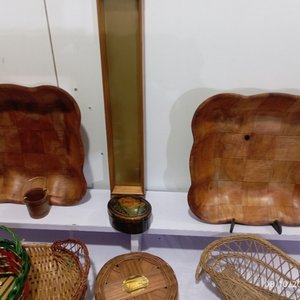 Lote de 13 piezas: Fuentes de madera, cuencos, canastas y adornos - imagen 4