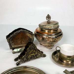 Lote de Metal Vintage: Servilletero, Azucarero, Pocillos y Bandejas - imagen 2