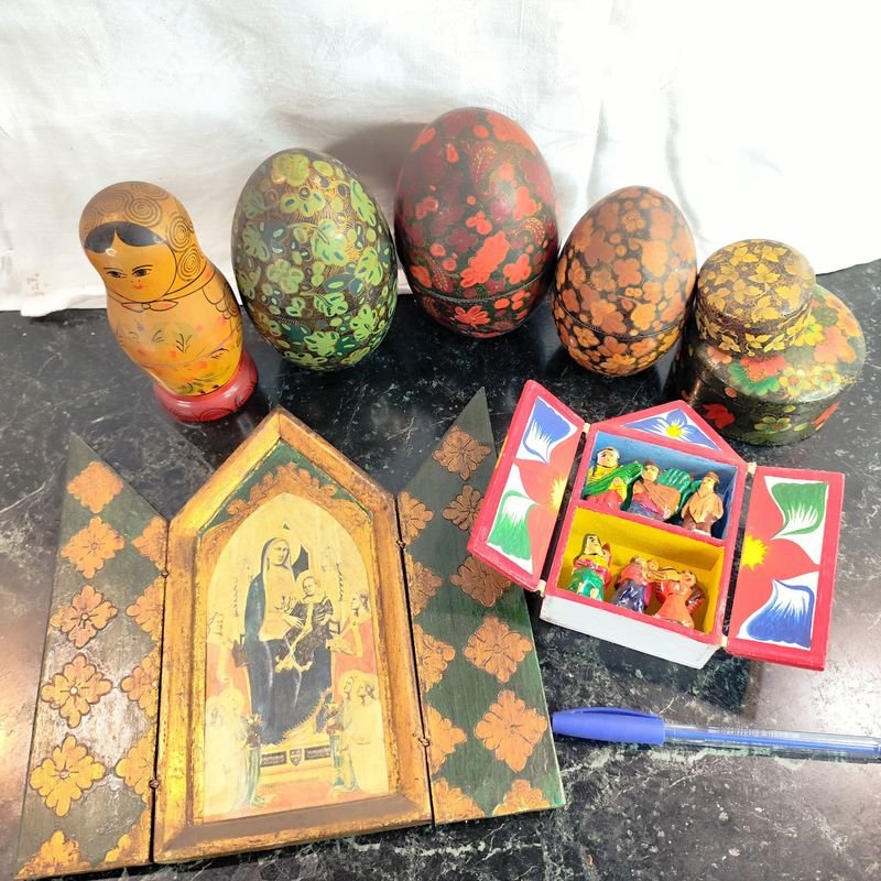 Colección de piezas de madera pintadas a mano: tríptico religioso, huevos, alhajeros y muñeca rusa - imagen 2
