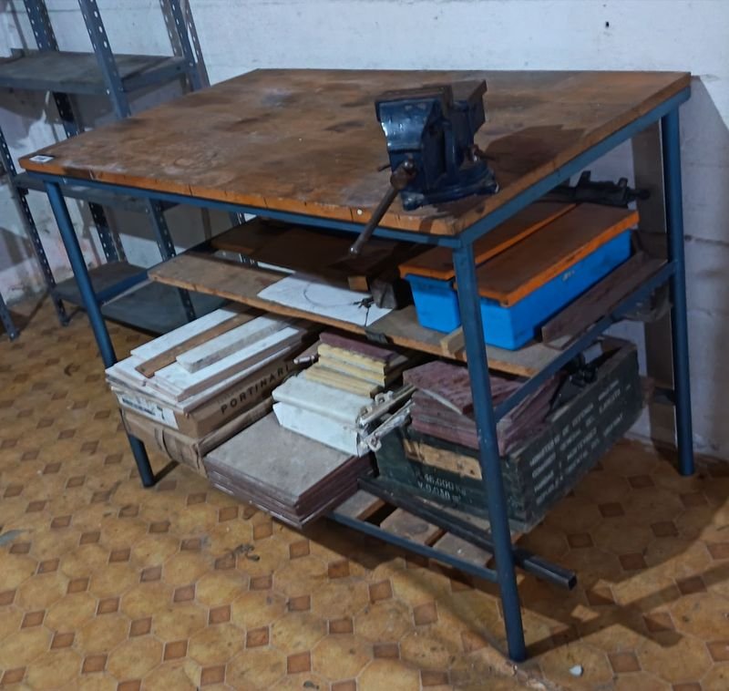 Banco de Trabajo Metálico con Morsa y Estantes