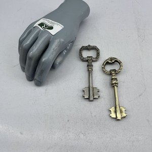 Lote siguiente: 2 Destapadores de Bronce Estilo Llaves Antiguas