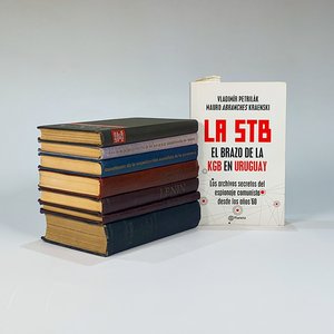 Lote siguiente: Lote de 8 Tomos: "El Brazo de la KGB en Uruguay" y "Lenin"