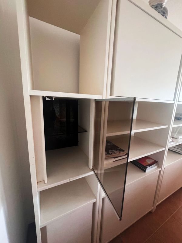 Aparador de diseño moderno con estanterías y puerta de vidrio - imagen 2