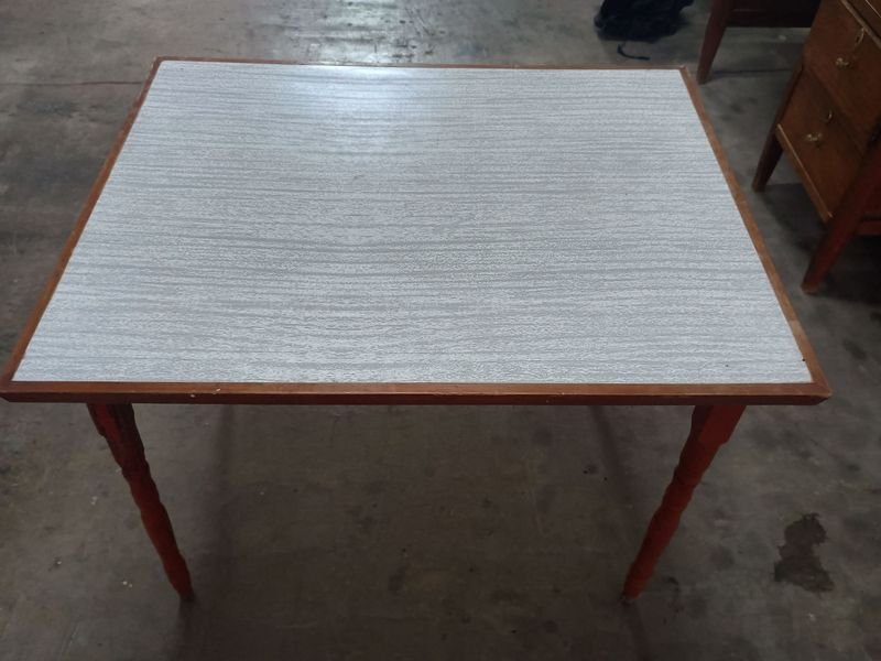 Mesa de madera con superficie plana